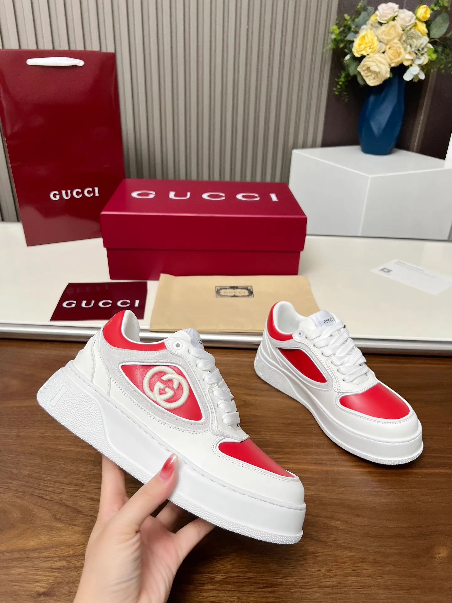 👟👟Ex-factory price 560👟👟Gucci casual sneakers, top version! Oil edge craftsmanship🌸🌸🌸1:1 reproduction. New model for early spring, creating a perfect style💣💣💣street style🔥🔥🔥Cool and stylish C-position fashionable outfit with retro and futuristic feel🌹🌹🌹Classic shoe shape, showing exquisite texture! Open mold to customize high-density outsole. Comes fully packaged. Size: Female 35-46. Fabric: Imported cowhide...men and women